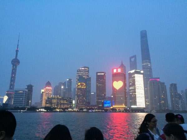 Die Skyline von Shanghai im Auslandssemester erleben.